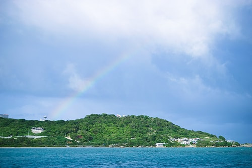 虹が架かった南の島